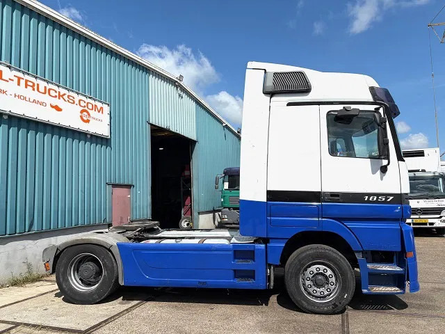 Mercedes-Benz Actros 1857 LS (MP1) MEGASPACE (EPS WITH CLUTCH (3-PEDALS) / RETARDER / REDUCTION AXLE / AIRCONDITIONING) - יחידת טרקטור: תמונה 4 Mercedes-Benz Actros 1857 LS (MP1) MEGASPACE (EPS WITH CLUTCH (3-PEDALS) / RETARDER / REDUCTION AXLE / AIRCONDITIONING) - יחידת טרקטור: תמונה 4