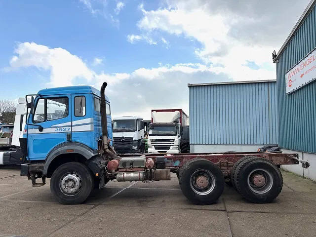 Mercedes-Benz SK 2527 6x4 (V6-ENGINE) FULL STEEL SUSPENSION CHASSIS (MANUAL GEARBOX / REDUCTION AXLES / FULL STEEL SUSPENSION / EURO 2) - משאית עם שלדת תא: תמונה 5 Mercedes-Benz SK 2527 6x4 (V6-ENGINE) FULL STEEL SUSPENSION CHASSIS (MANUAL GEARBOX / REDUCTION AXLES / FULL STEEL SUSPENSION / EURO 2) - משאית עם שלדת תא: תמונה 5