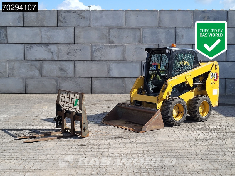 Caterpillar 226 D3 BUCKET + FORKS - מעמיס היגוי החלקה: תמונה 1 Caterpillar 226 D3 BUCKET + FORKS - מעמיס היגוי החלקה: תמונה 1