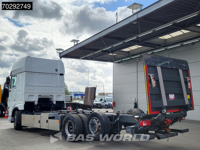 DAF XF 530 XF 6X2 2000kg Ladebordwand Lift+Steering-Axle Navi ACC Euro 6 - משאית עם שלדת תא: תמונה 2 DAF XF 530 XF 6X2 2000kg Ladebordwand Lift+Steering-Axle Navi ACC Euro 6 - משאית עם שלדת תא: תמונה 2
