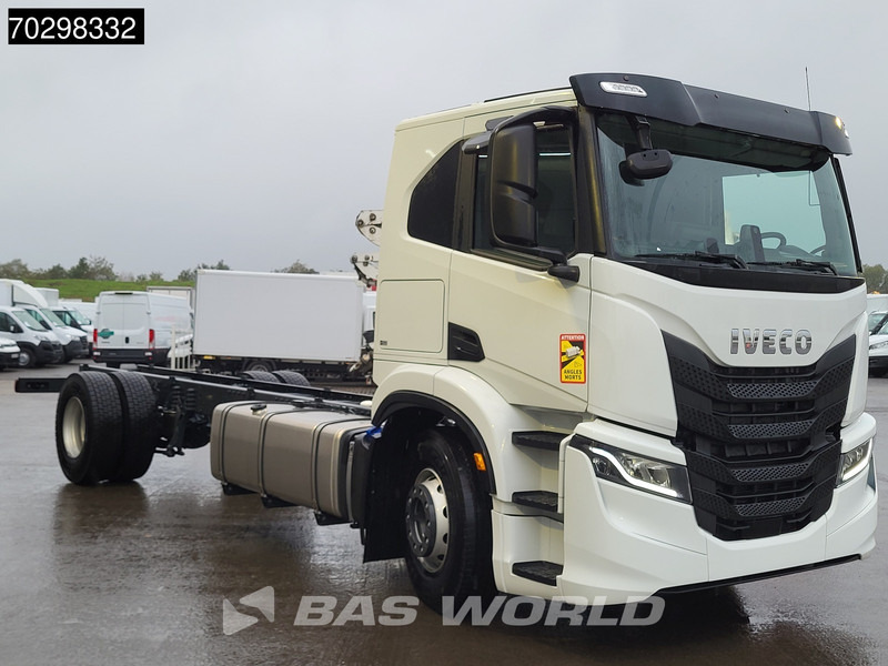 Iveco S-Way 340 4X2 NEW chassis! Automatic Navi ACC LED Euro 6 - משאית עם שלדת תא: תמונה 3 Iveco S-Way 340 4X2 NEW chassis! Automatic Navi ACC LED Euro 6 - משאית עם שלדת תא: תמונה 3