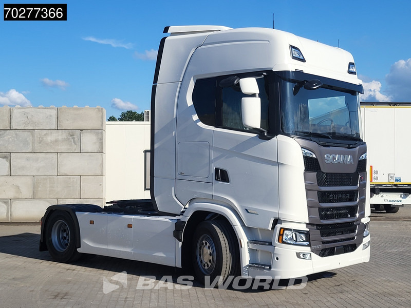Scania S560 4X2 NEW! Retarder Full-Air 2xTanks Leder Standklima Navi ACC LED - יחידת טרקטור: תמונה 3 Scania S560 4X2 NEW! Retarder Full-Air 2xTanks Leder Standklima Navi ACC LED - יחידת טרקטור: תמונה 3