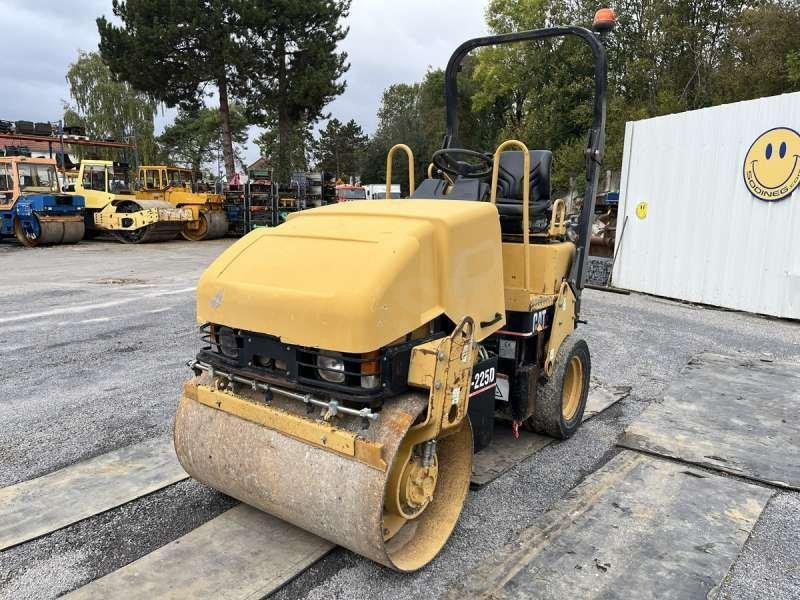 Caterpillar CB225D - מכבש משולב: תמונה 2 Caterpillar CB225D - מכבש משולב: תמונה 2
