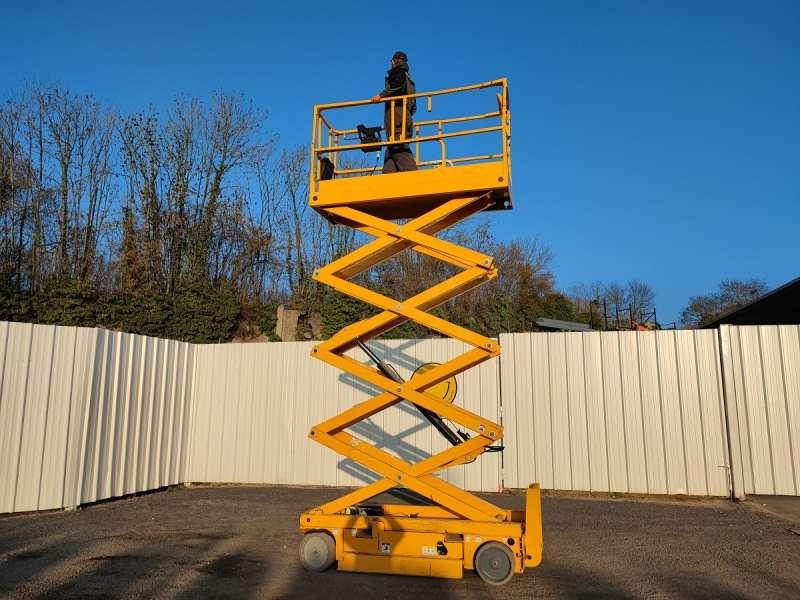 Haulotte CISEAUX COMPACT 10N - מעלית תורן אנכית: תמונה 1 Haulotte CISEAUX COMPACT 10N - מעלית תורן אנכית: תמונה 1