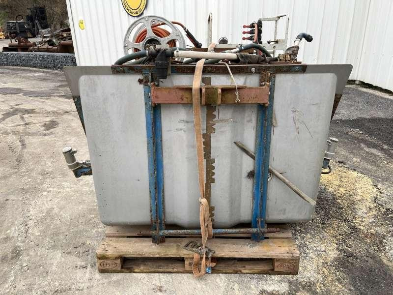 Tecnoma CUVE DE TRAITEMENT PHYTO - מרסס מותקן על טרקטור: תמונה 1 Tecnoma CUVE DE TRAITEMENT PHYTO - מרסס מותקן על טרקטור: תמונה 1