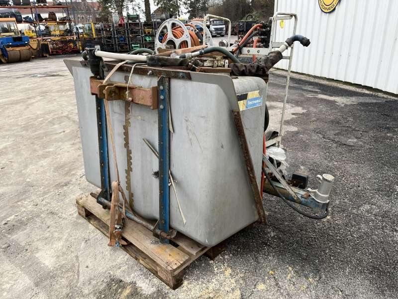 Tecnoma CUVE DE TRAITEMENT PHYTO - מרסס מותקן על טרקטור: תמונה 2 Tecnoma CUVE DE TRAITEMENT PHYTO - מרסס מותקן על טרקטור: תמונה 2