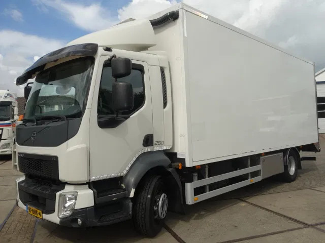 Volvo FL FL250 isothermic box - משאית תיבה: תמונה 1 Volvo FL FL250 isothermic box - משאית תיבה: תמונה 1