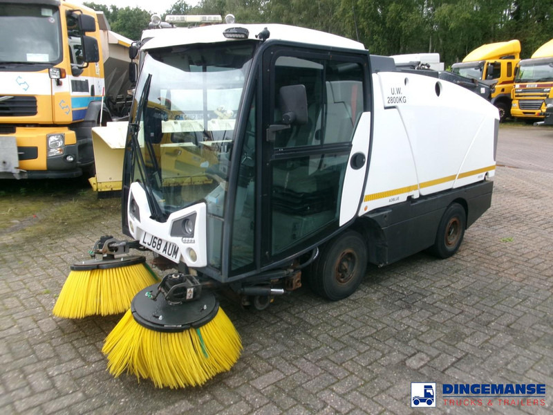 Johnston C202 compact street sweeper - מטאטא כבישים: תמונה 1 Johnston C202 compact street sweeper - מטאטא כבישים: תמונה 1