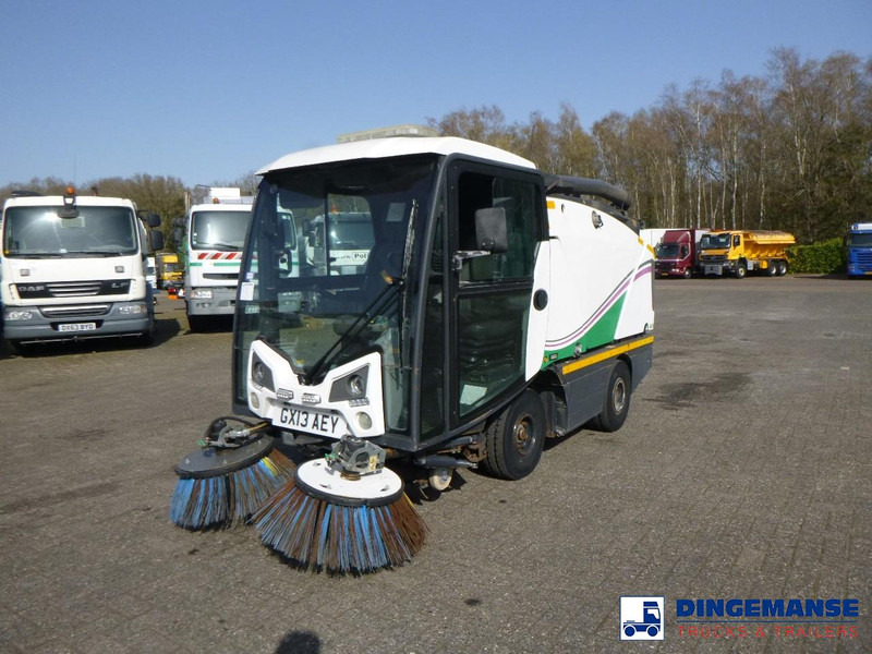 Johnston C202 compact street sweeper - מטאטא כבישים: תמונה 1 Johnston C202 compact street sweeper - מטאטא כבישים: תמונה 1
