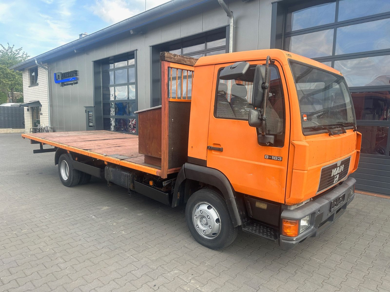 MAN 8.163 Pritsche - משאית צד נופל/ שטוחה: תמונה 1 MAN 8.163 Pritsche - משאית צד נופל/ שטוחה: תמונה 1