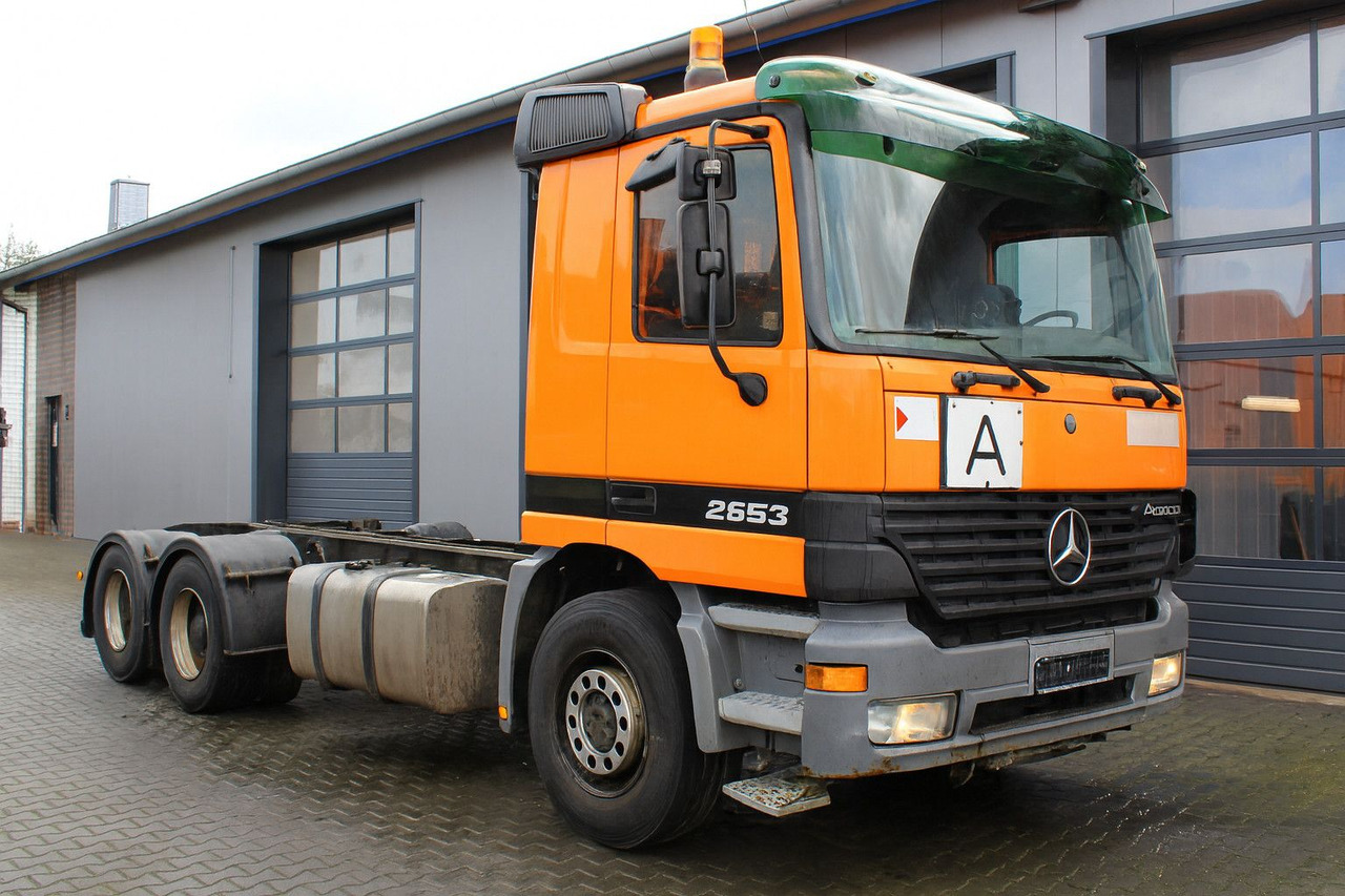Mercedes-Benz Actros 2653 V8 6x4 Blatt-Luft EPS *clutch* - משאית עם שלדת תא: תמונה 1 Mercedes-Benz Actros 2653 V8 6x4 Blatt-Luft EPS *clutch* - משאית עם שלדת תא: תמונה 1