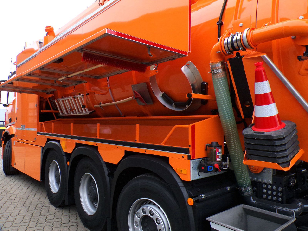 Mercedes-Benz Arocs 3551 8x4 Müller 16mCanalmaster F160EWA WRG - משאית ואקום: תמונה 5 Mercedes-Benz Arocs 3551 8x4 Müller 16mCanalmaster F160EWA WRG - משאית ואקום: תמונה 5