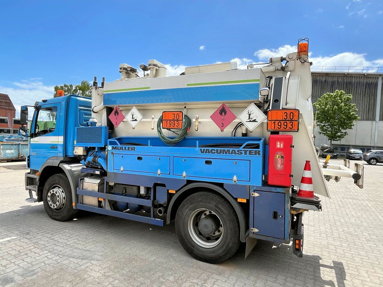 Mercedes-Benz Axor 1833 Müller 9,5m³ Saug u.Druck+HD-Spül +ADR - משאית ואקום: תמונה 2 Mercedes-Benz Axor 1833 Müller 9,5m³ Saug u.Druck+HD-Spül +ADR - משאית ואקום: תמונה 2