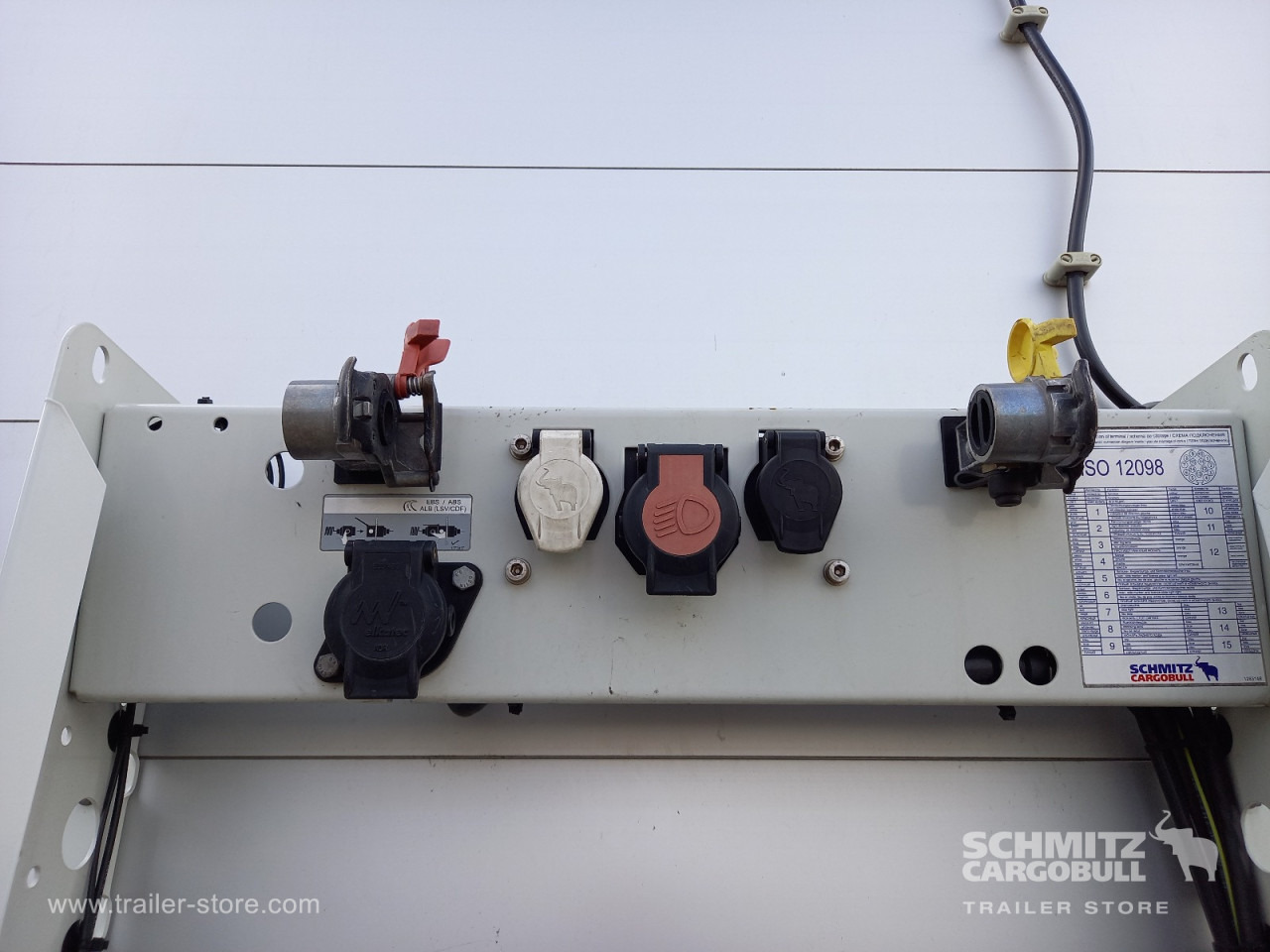 SCHMITZ Auflieger Curtainsider Standard - סמיטריילר עם וילונות צד: תמונה 5 SCHMITZ Auflieger Curtainsider Standard - סמיטריילר עם וילונות צד: תמונה 5