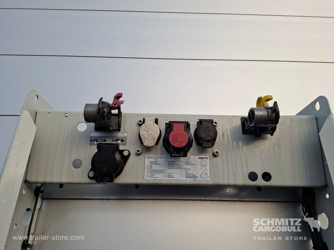 SCHMITZ Auflieger Curtainsider Standard - סמיטריילר עם וילונות צד: תמונה 4 SCHMITZ Auflieger Curtainsider Standard - סמיטריילר עם וילונות צד: תמונה 4