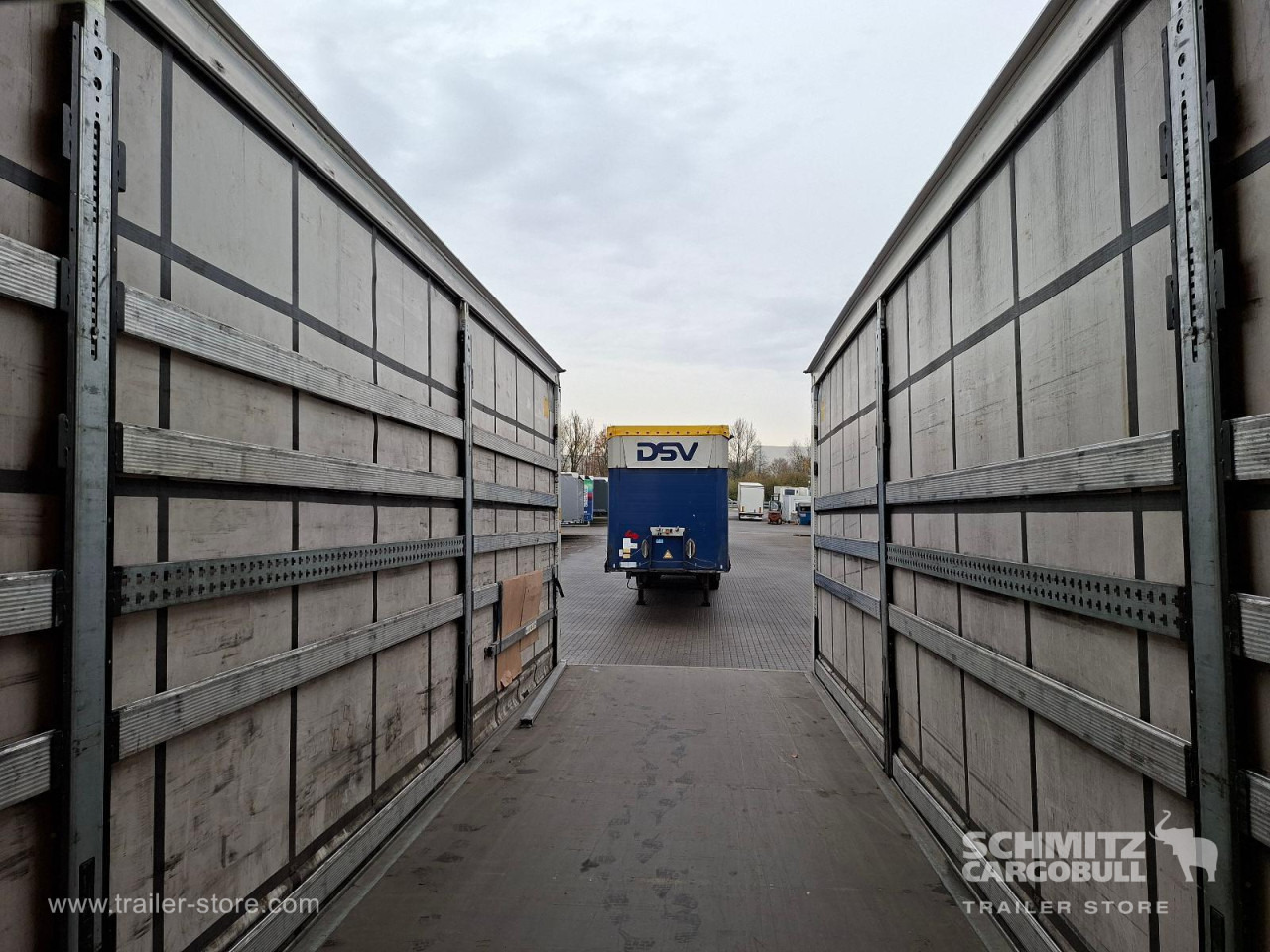SCHMITZ Auflieger Curtainsider Standard - סמיטריילר עם וילונות צד: תמונה 4 SCHMITZ Auflieger Curtainsider Standard - סמיטריילר עם וילונות צד: תמונה 4