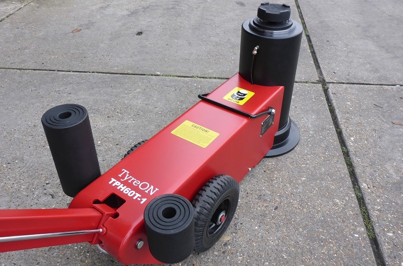 TPH60T-1 Air hydraulic jack 60 Tons - ציוד לסדנאות: תמונה 3 TPH60T-1 Air hydraulic jack 60 Tons - ציוד לסדנאות: תמונה 3