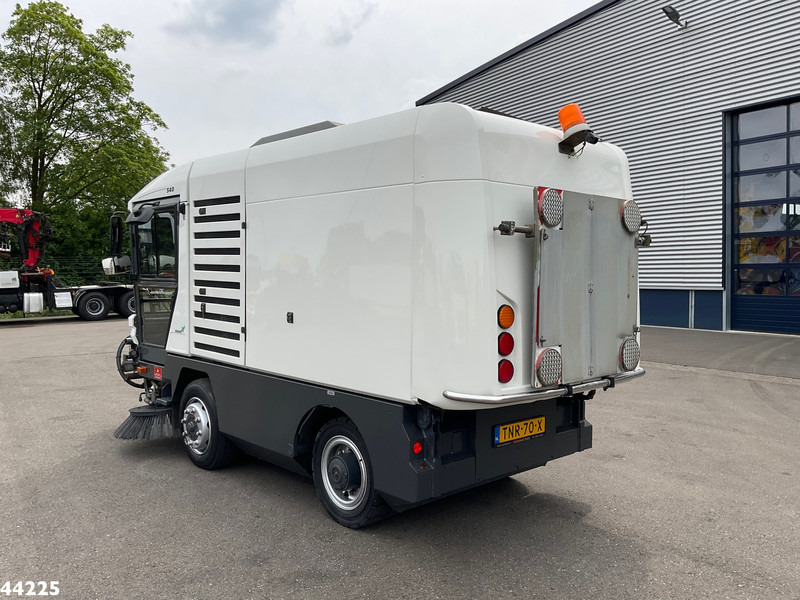 Ravo 540 with 3-rd brush - מטאטא כבישים: תמונה 2 Ravo 540 with 3-rd brush - מטאטא כבישים: תמונה 2