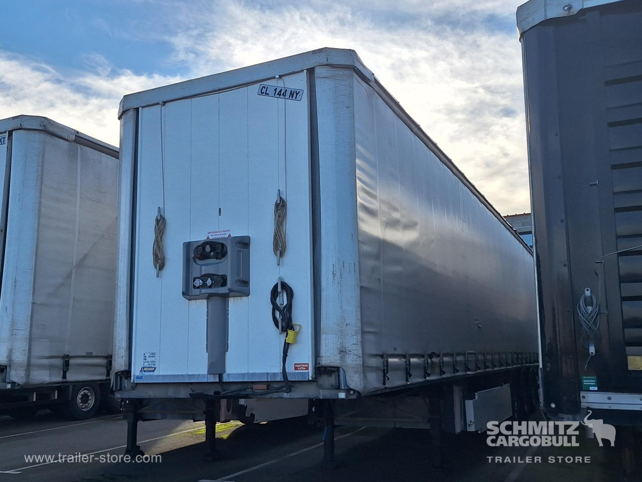 FRUEHAUF Curtainsider Standard Taillift - סמיטריילר עם וילונות צד: תמונה 5 FRUEHAUF Curtainsider Standard Taillift - סמיטריילר עם וילונות צד: תמונה 5