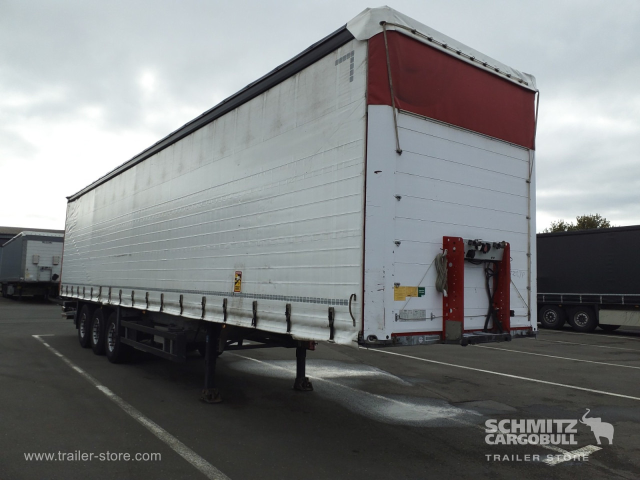 SCHMITZ Curtainsider Standard Taillift - סמיטריילר עם וילונות צד: תמונה 1 SCHMITZ Curtainsider Standard Taillift - סמיטריילר עם וילונות צד: תמונה 1