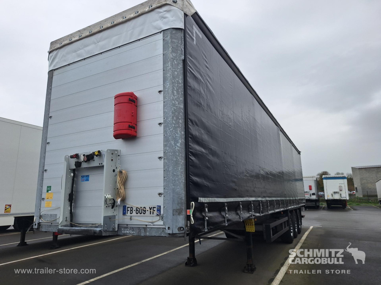 SCHMITZ Curtainsider Standard Taillift - סמיטריילר עם וילונות צד: תמונה 3 SCHMITZ Curtainsider Standard Taillift - סמיטריילר עם וילונות צד: תמונה 3