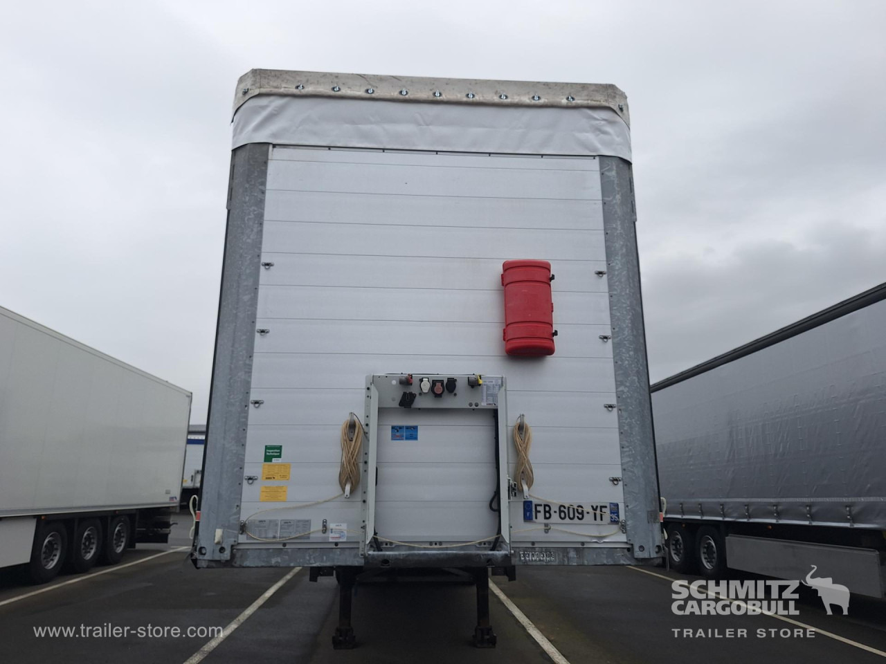 SCHMITZ Curtainsider Standard Taillift - סמיטריילר עם וילונות צד: תמונה 2 SCHMITZ Curtainsider Standard Taillift - סמיטריילר עם וילונות צד: תמונה 2