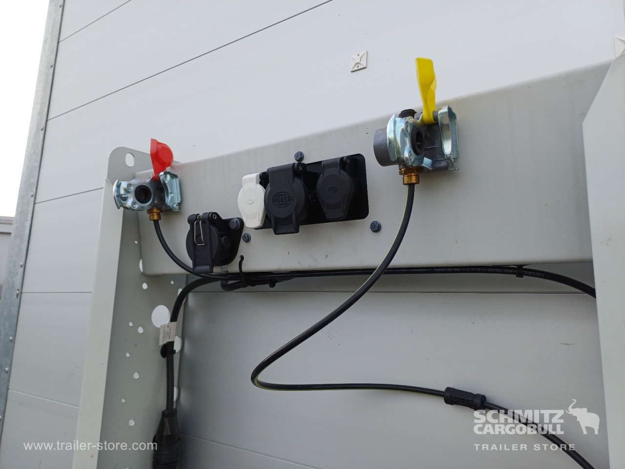 BERGER Auflieger Curtainsider Mega - סמיטריילר עם וילונות צד: תמונה 2 BERGER Auflieger Curtainsider Mega - סמיטריילר עם וילונות צד: תמונה 2