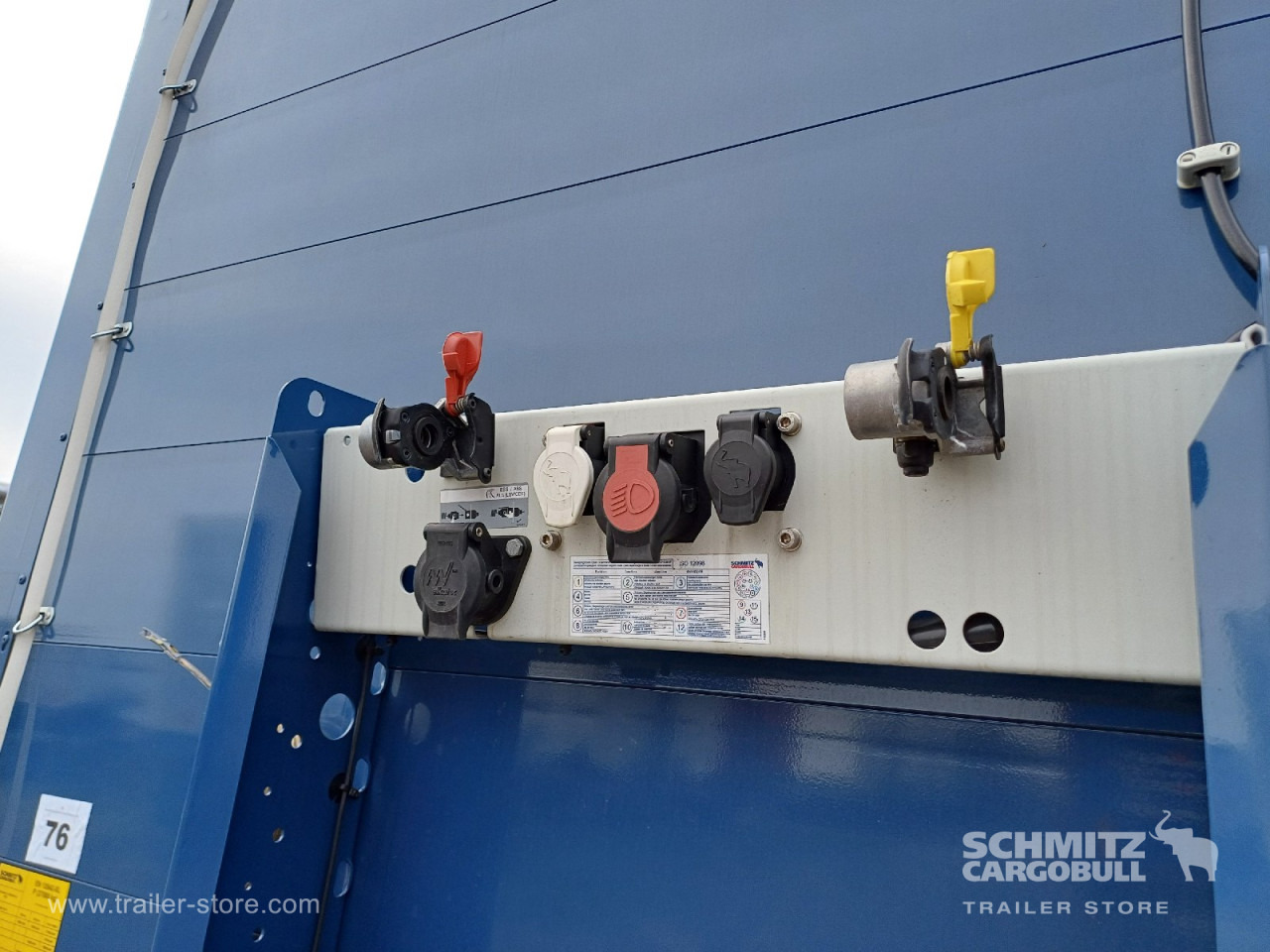 SCHMITZ Auflieger Curtainsider Standard - סמיטריילר עם וילונות צד: תמונה 2 SCHMITZ Auflieger Curtainsider Standard - סמיטריילר עם וילונות צד: תמונה 2