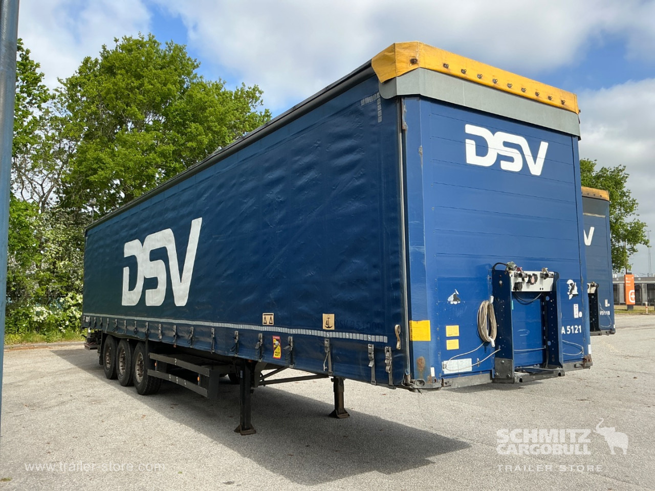SCHMITZ Curtainsider Standard Taillift - סמיטריילר עם וילונות צד: תמונה 1 SCHMITZ Curtainsider Standard Taillift - סמיטריילר עם וילונות צד: תמונה 1