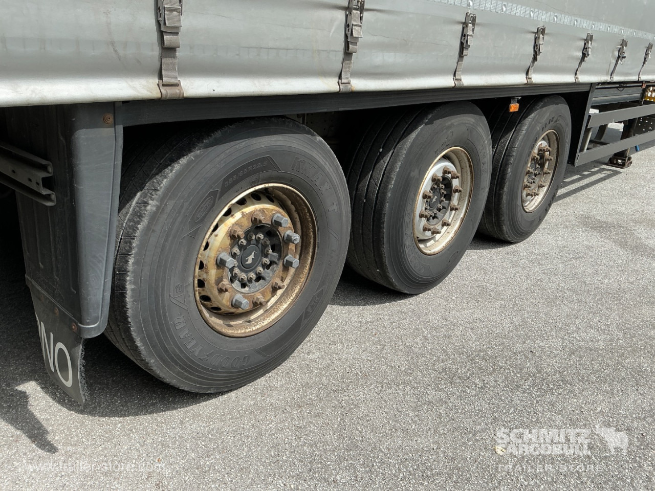 SCHMITZ Curtainsider Standard Taillift - סמיטריילר עם וילונות צד: תמונה 2 SCHMITZ Curtainsider Standard Taillift - סמיטריילר עם וילונות צד: תמונה 2