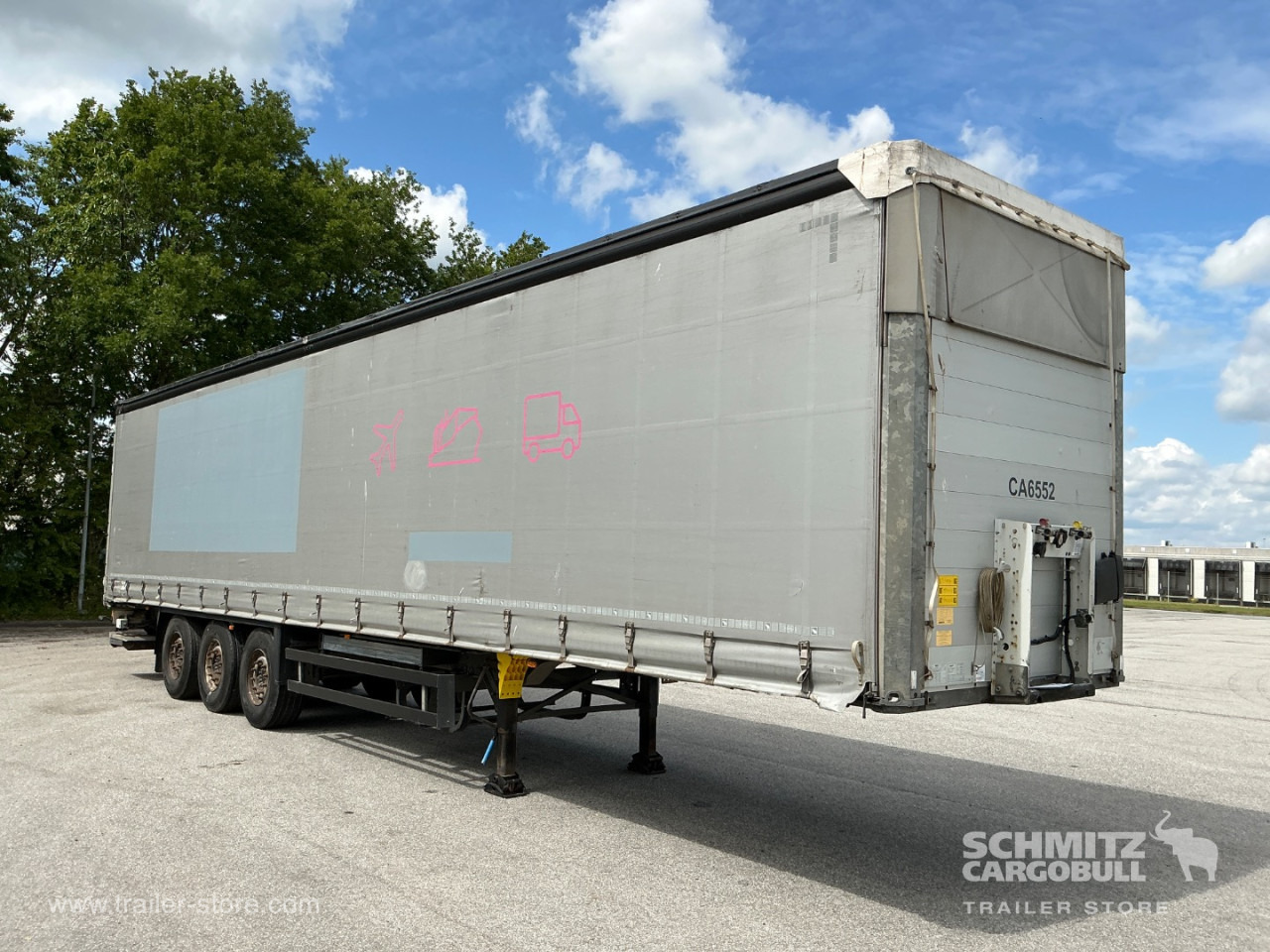 SCHMITZ Curtainsider Standard Taillift - סמיטריילר עם וילונות צד: תמונה 1 SCHMITZ Curtainsider Standard Taillift - סמיטריילר עם וילונות צד: תמונה 1