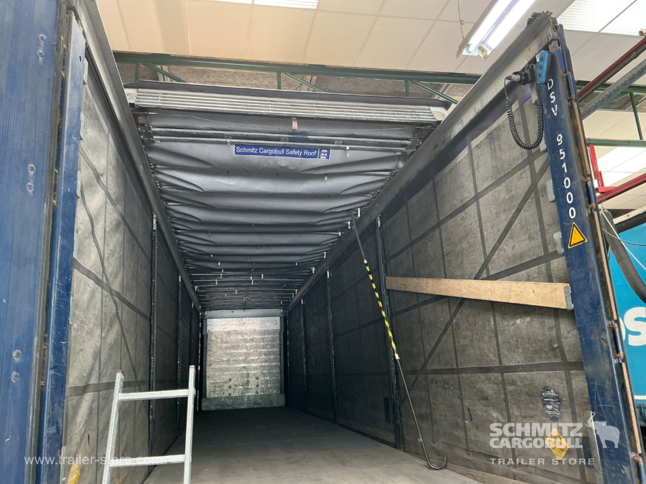 SCHMITZ Curtainsider Standard Taillift - סמיטריילר עם וילונות צד: תמונה 5 SCHMITZ Curtainsider Standard Taillift - סמיטריילר עם וילונות צד: תמונה 5