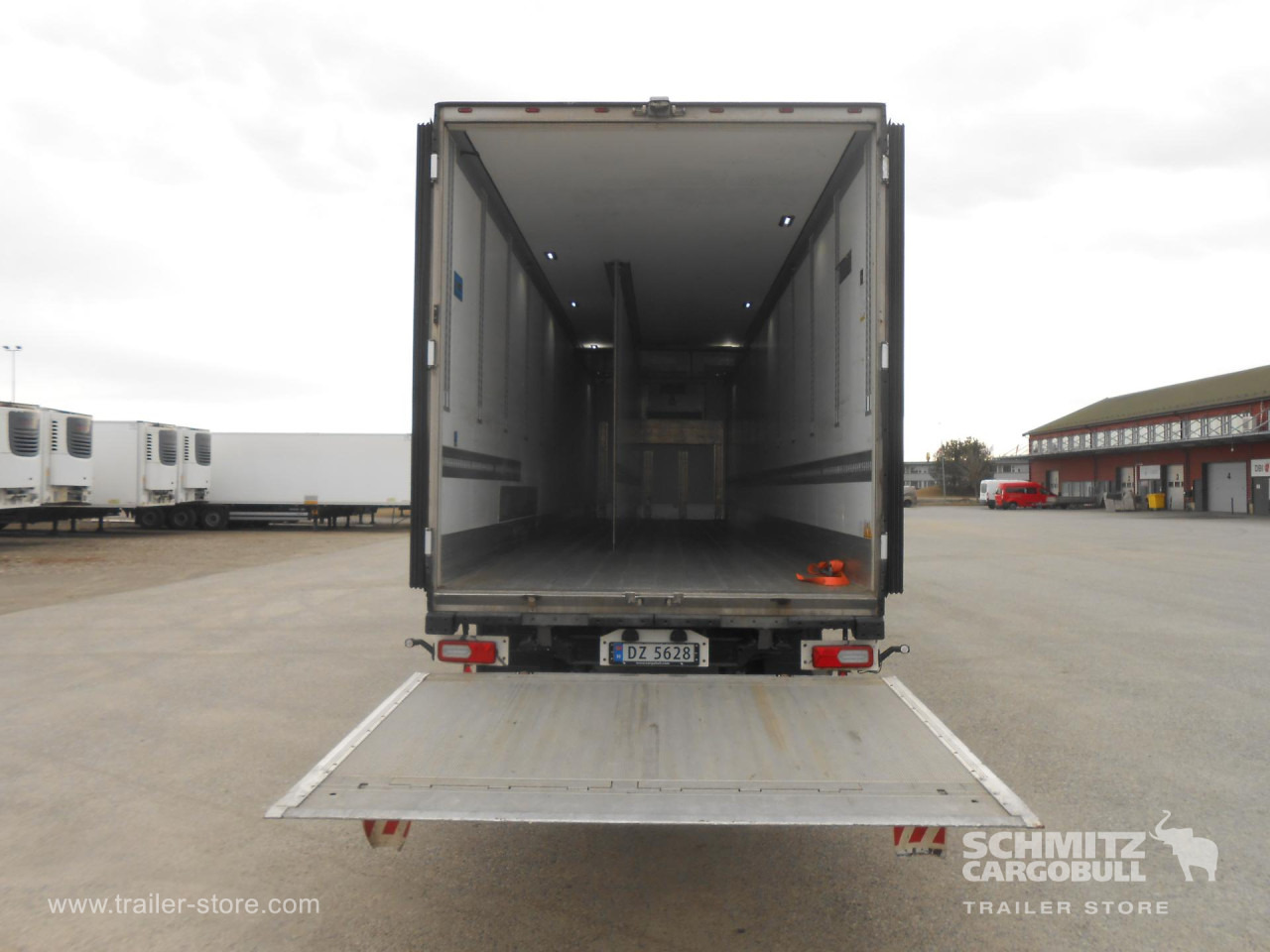 SCHMITZ Reefer Standard Taillift - סמיטריילר איזותרמי: תמונה 3 SCHMITZ Reefer Standard Taillift - סמיטריילר איזותרמי: תמונה 3