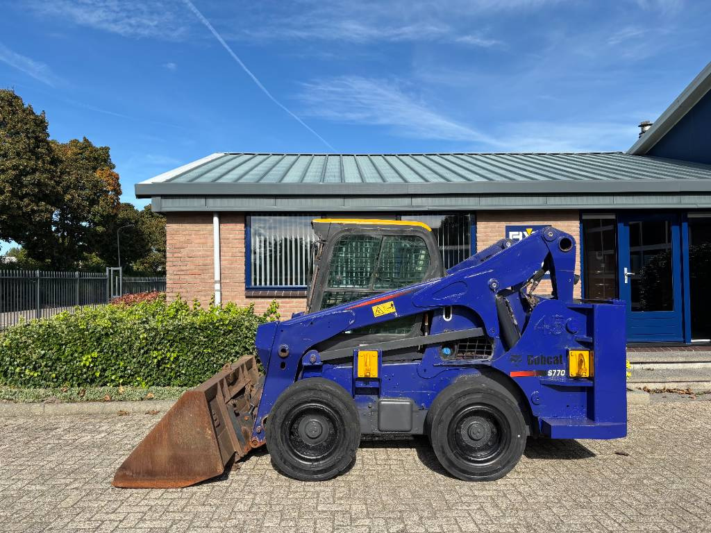 Bobcat S 770 - מעמיס היגוי החלקה: תמונה 1 Bobcat S 770 - מעמיס היגוי החלקה: תמונה 1