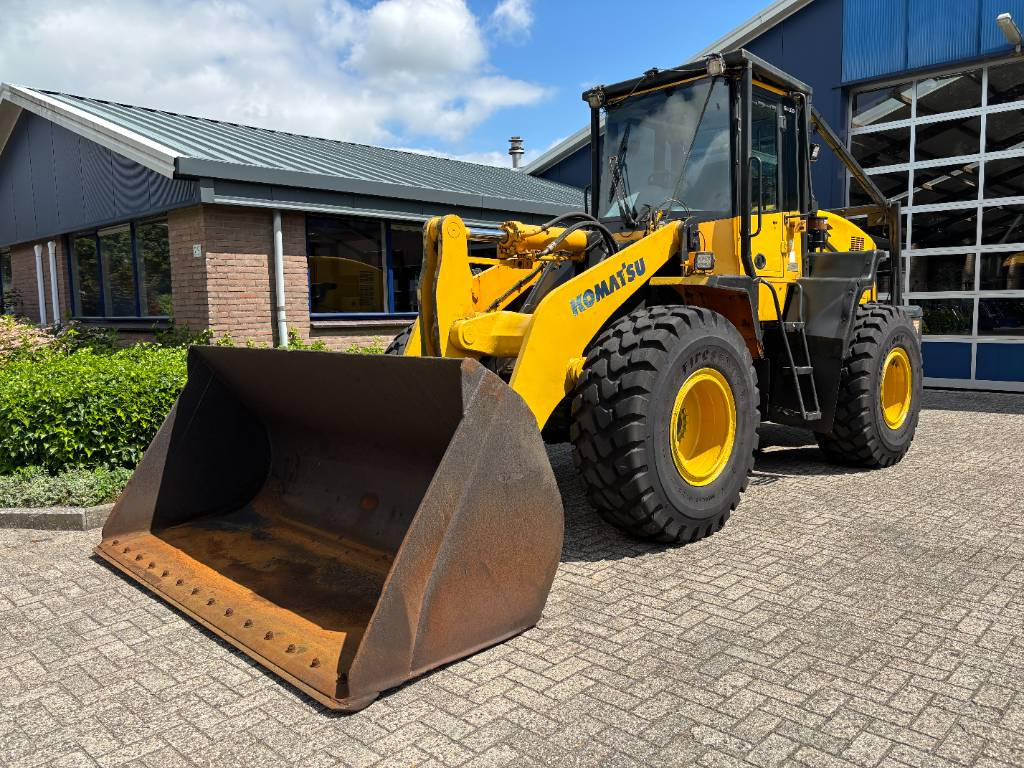 Komatsu WA 320-5 - מעמיס גלגלים: תמונה 1 Komatsu WA 320-5 - מעמיס גלגלים: תמונה 1