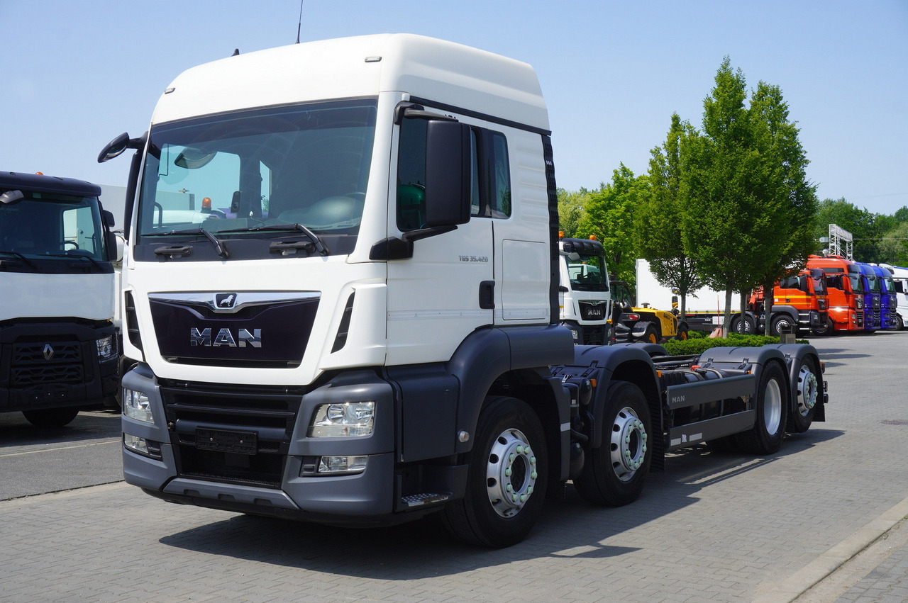 MAN TGS 35.420 8x2 / Chassis 6.4 m / 3 steered axles - משאית עם שלדת תא: תמונה 2 MAN TGS 35.420 8x2 / Chassis 6.4 m / 3 steered axles - משאית עם שלדת תא: תמונה 2