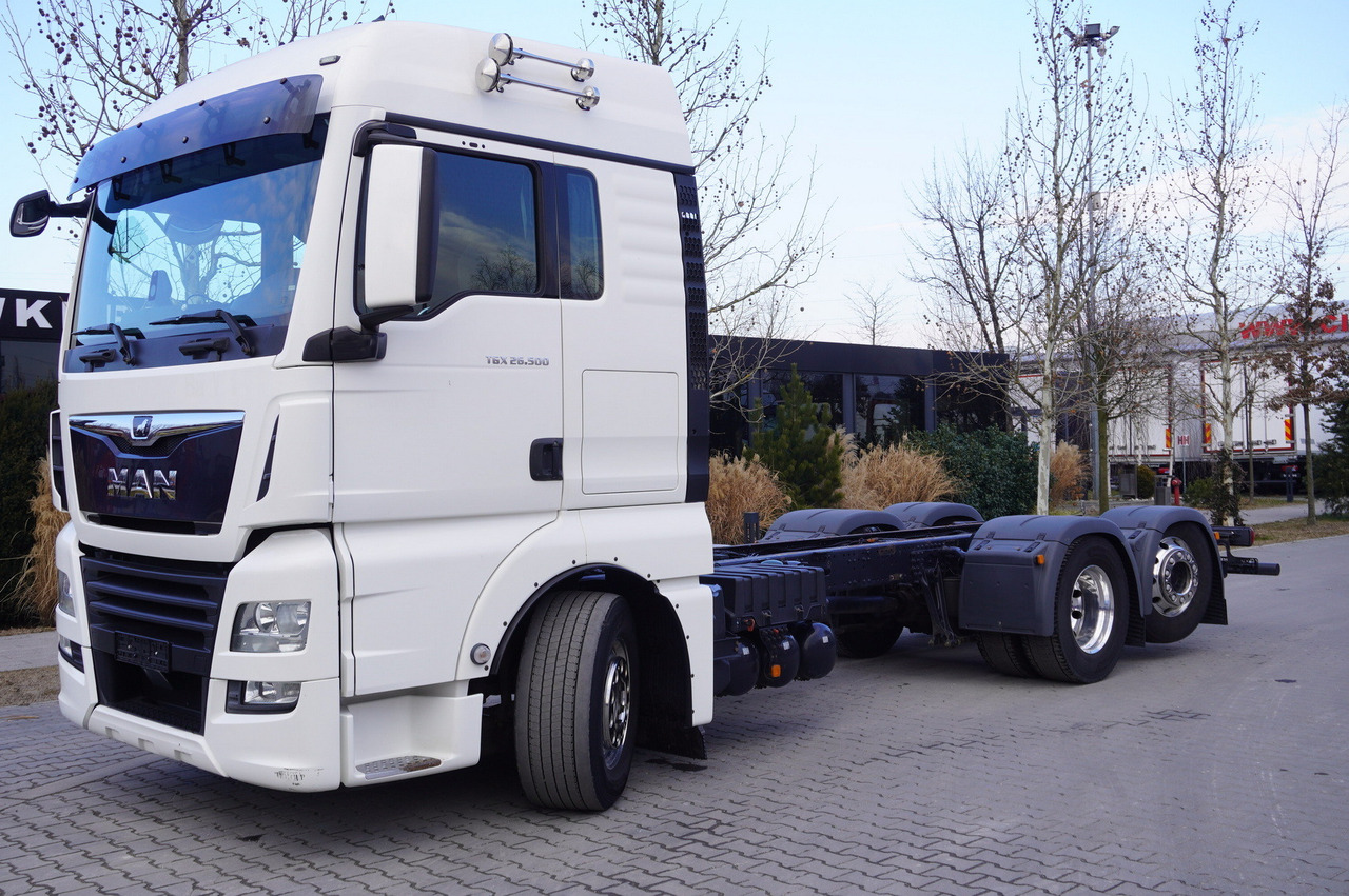 MAN TGX 26,500 / 500 HP / steering 3rd axle / 20 t cap. / Chassis 6.5 m - משאית עם שלדת תא: תמונה 1 MAN TGX 26,500 / 500 HP / steering 3rd axle / 20 t cap. / Chassis 6.5 m - משאית עם שלדת תא: תמונה 1