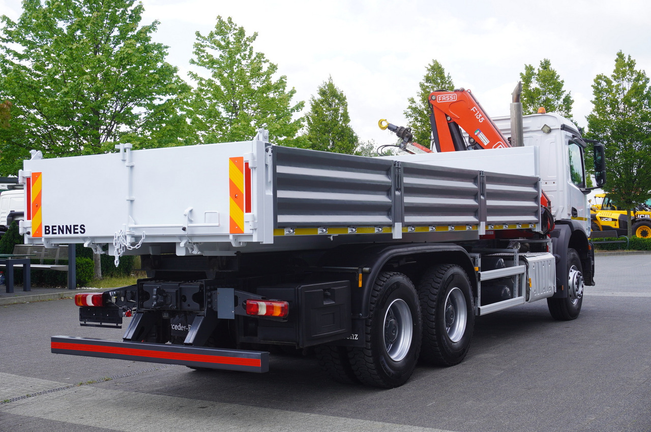 משאית מנוף MERCEDES-BENZ AROCS 2633 6x4 / 5.5 T crane FASSI F135 / Tipper 15 EPAL: תמונה 8