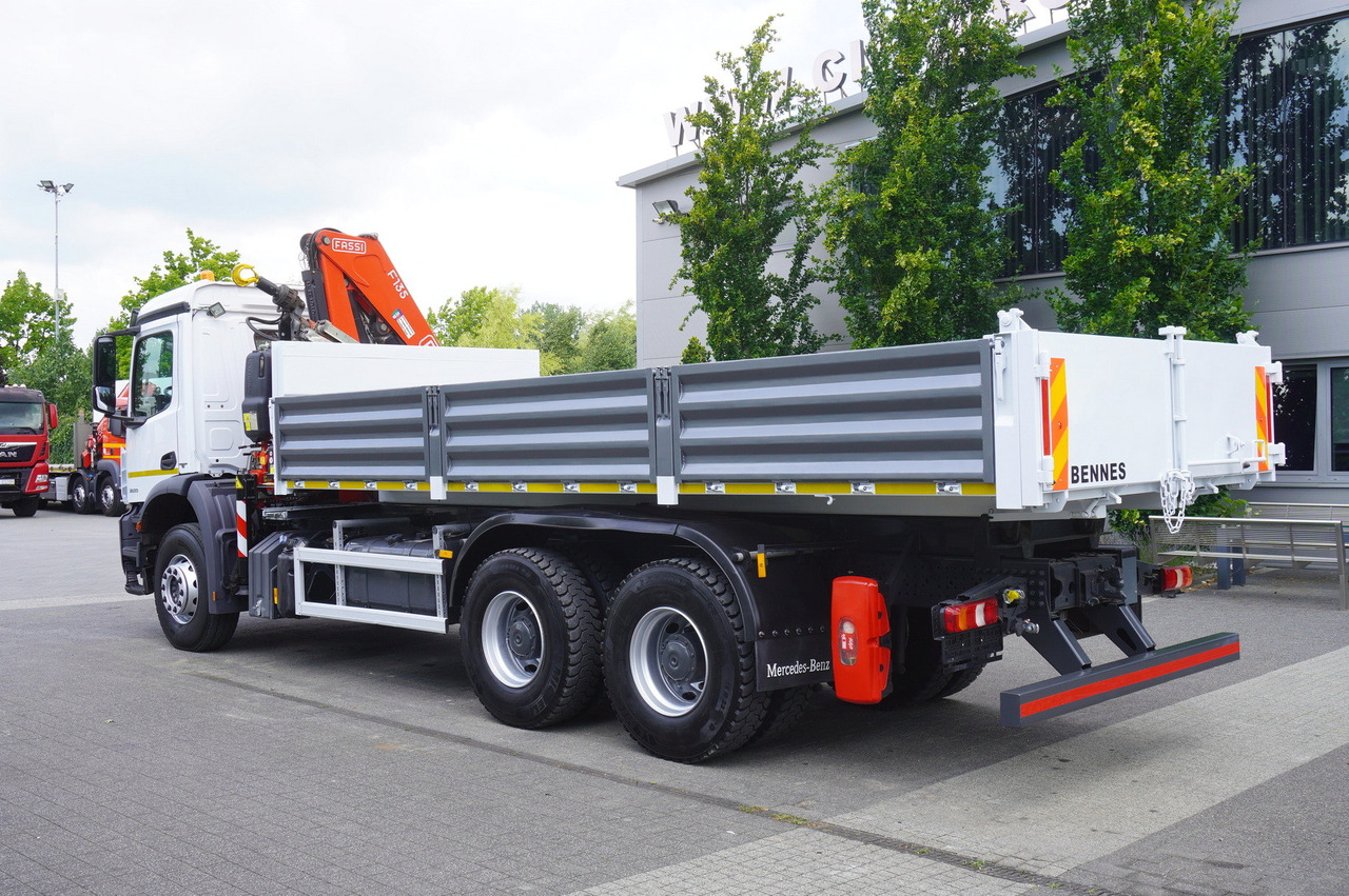 משאית מנוף MERCEDES-BENZ AROCS 2633 6x4 / 5.5 T crane FASSI F135 / Tipper 15 EPAL: תמונה 6