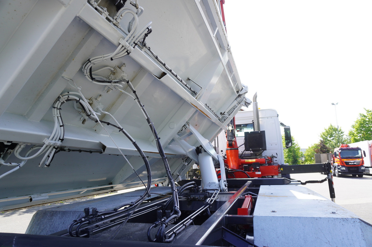 משאית צד נופל/ שטוחה, משאית מנוף MERCEDES-BENZ AROCS 2636 / Fassi F155A.0.22 crane 6t / 120 tho. km / 3-sided dump truck / 2 x Bordmatic: תמונה 16