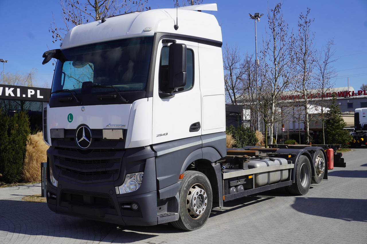 MERCEDES-BENZ Actros 2543 / BDF / Retarder / sleeping cabin - מוביל מכולות/ משאית החלפת גוף: תמונה 2 MERCEDES-BENZ Actros 2543 / BDF / Retarder / sleeping cabin - מוביל מכולות/ משאית החלפת גוף: תמונה 2