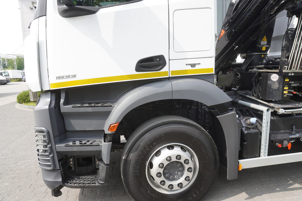 משאית צד נופל/ שטוחה, משאית מנוף MERCEDES-BENZ Arocs 1833 / 87,000 km!!! / Hds HIAB X-DUO 128 B-2 / three-sided tipper: תמונה 23