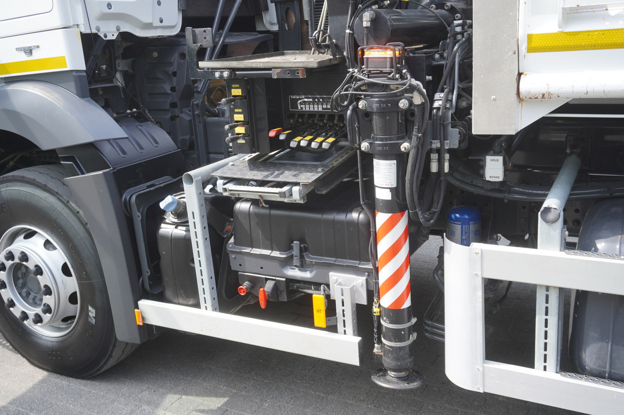 משאית צד נופל/ שטוחה, משאית מנוף MERCEDES-BENZ Arocs 1833 / 87,000 km!!! / Hds HIAB X-DUO 128 B-2 / three-sided tipper: תמונה 13