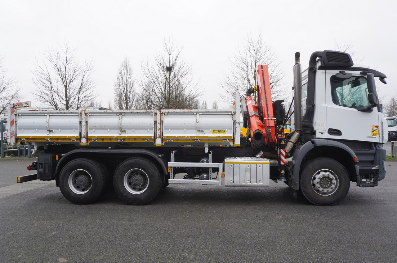 MERCEDES-BENZ Arocs 2636 6x4 / 2-way tipper / Fassi F135A.0.23 / remote control / Rotator - משאית מנוף: תמונה 3 MERCEDES-BENZ Arocs 2636 6x4 / 2-way tipper / Fassi F135A.0.23 / remote control / Rotator - משאית מנוף: תמונה 3