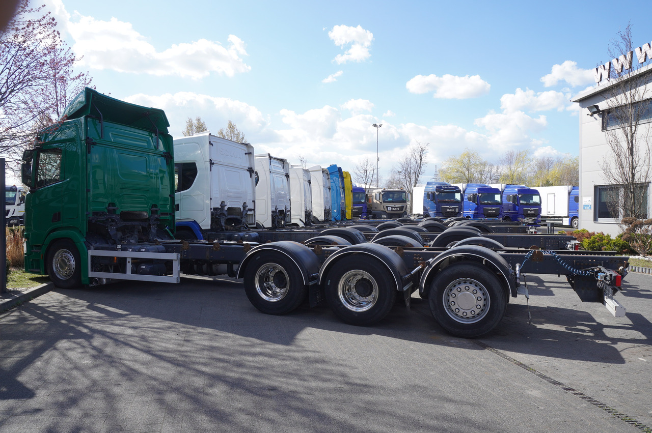 SCANIA R650 V8 / 650 HP/ frame 8.8 m / steered 4th axis / 20 units - משאית עם שלדת תא: תמונה 3 SCANIA R650 V8 / 650 HP/ frame 8.8 m / steered 4th axis / 20 units - משאית עם שלדת תא: תמונה 3