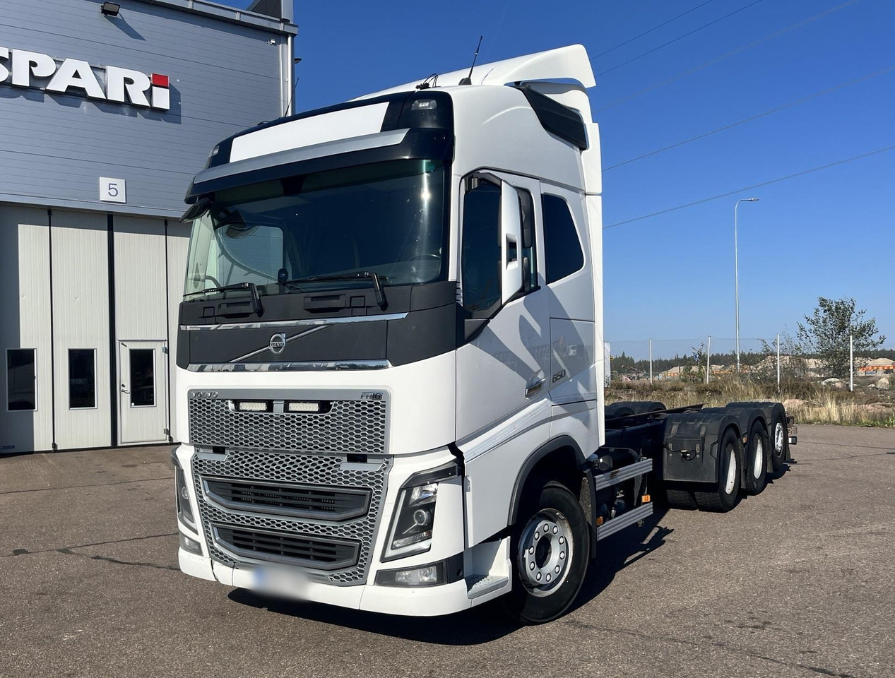 VOLVO FH 650 8x4 / Truck chassis / Sleeper cab - משאית עם שלדת תא: תמונה 2 VOLVO FH 650 8x4 / Truck chassis / Sleeper cab - משאית עם שלדת תא: תמונה 2