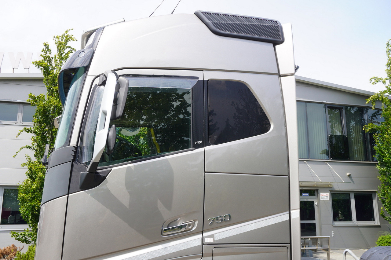 משאית עם שלדת תא VOLVO FH16 750 8x4x4 / 750 HP! / Frame 685 cm / Steered 4th axle: תמונה 15