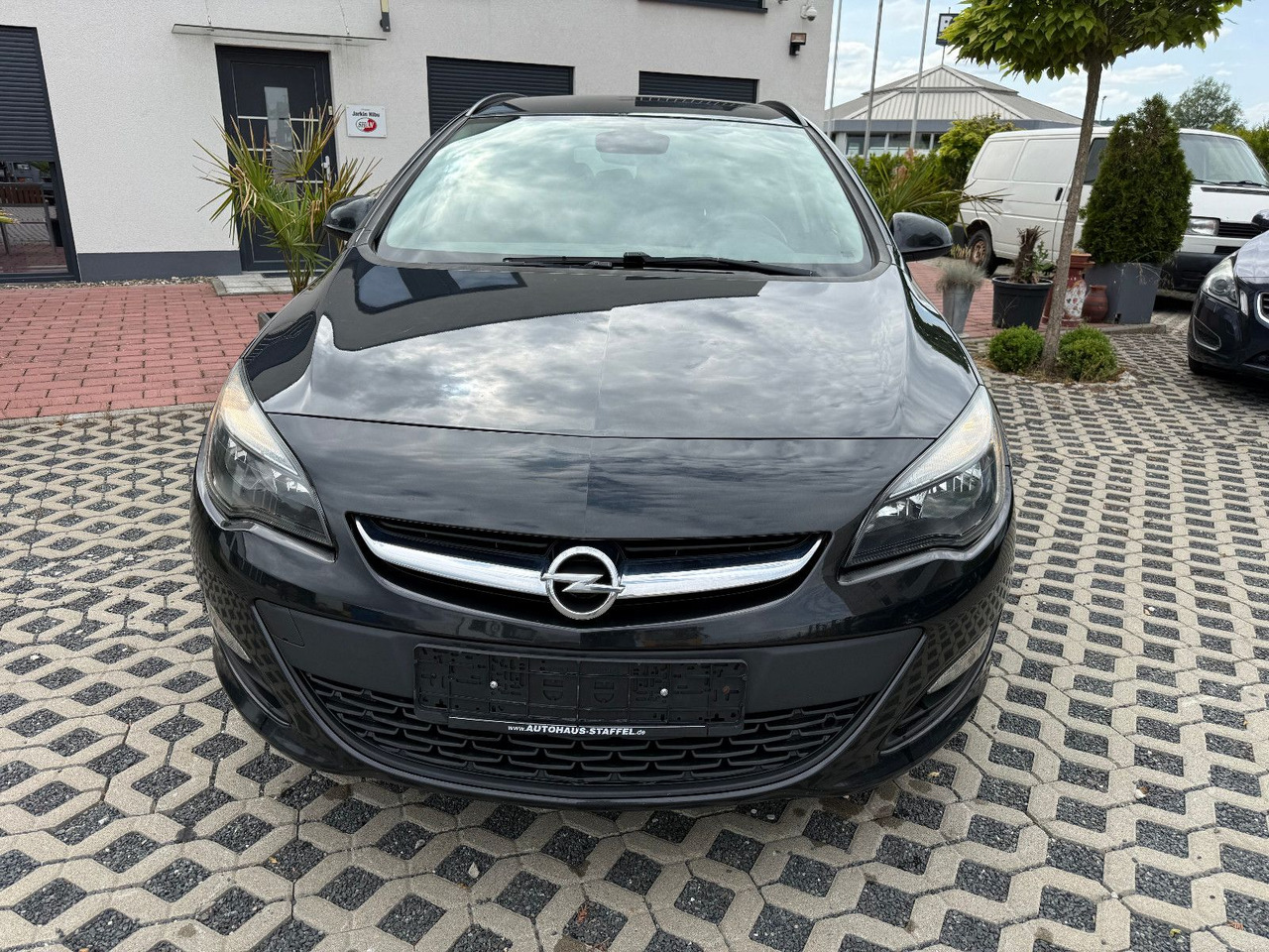 Opel Astra Sports Tourer 2.0 CDTI Sport 1 Hand - מכונית: תמונה 2 Opel Astra Sports Tourer 2.0 CDTI Sport 1 Hand - מכונית: תמונה 2