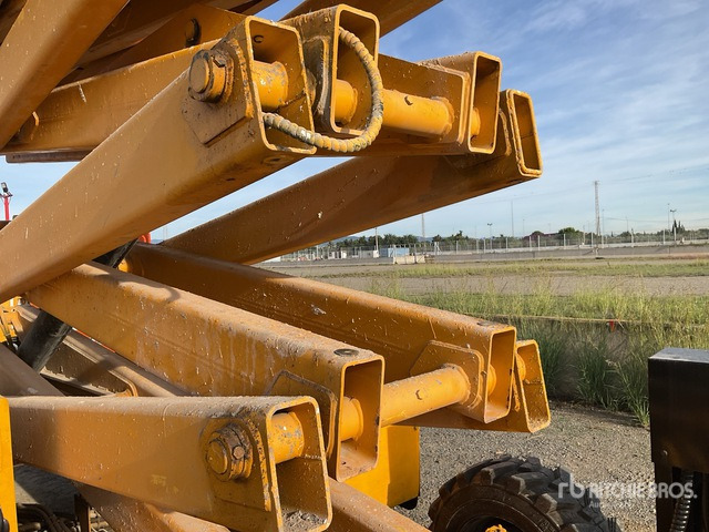 2003 Haulotte H15SDX 4x4 Diesel Scissor Lift - מעלית מספריים: תמונה 4 2003 Haulotte H15SDX 4x4 Diesel Scissor Lift - מעלית מספריים: תמונה 4