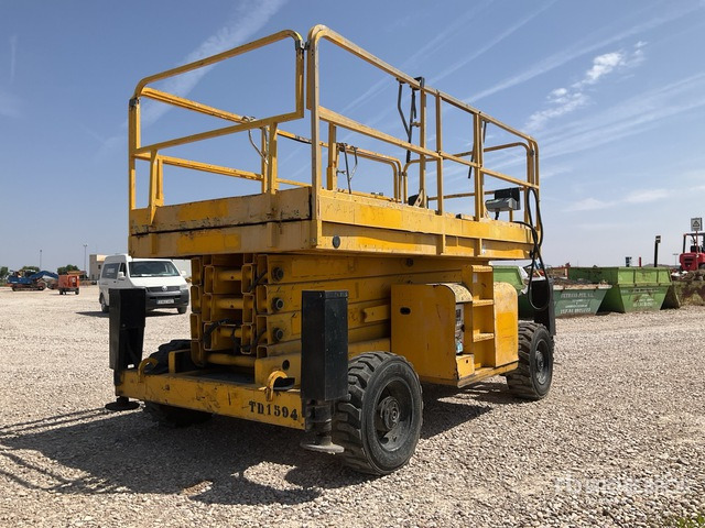 2004 Haulotte H15SX 4x4 Diesel Scissor Lift - מעלית מספריים: תמונה 3 2004 Haulotte H15SX 4x4 Diesel Scissor Lift - מעלית מספריים: תמונה 3